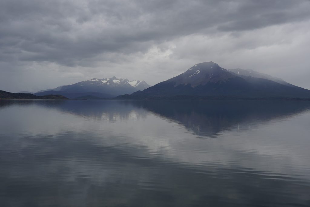 Fjordlandschasft im Nebel in Nähe der Gletscher Serrano und Balmaceda