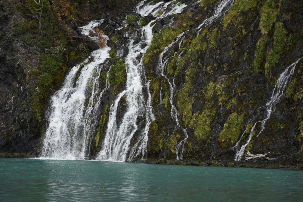 Wasserfälle in Nähe der Gletscher Serrano und Balmaceda in Patagonien