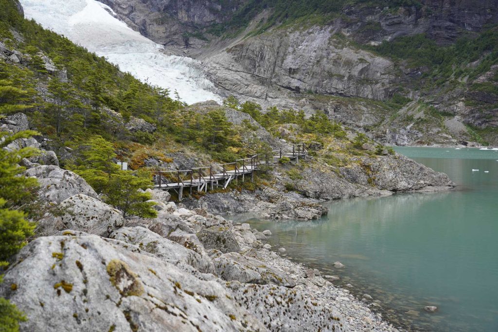 Holzstege auf dem Weg zum Serrano Gletscher in Chile