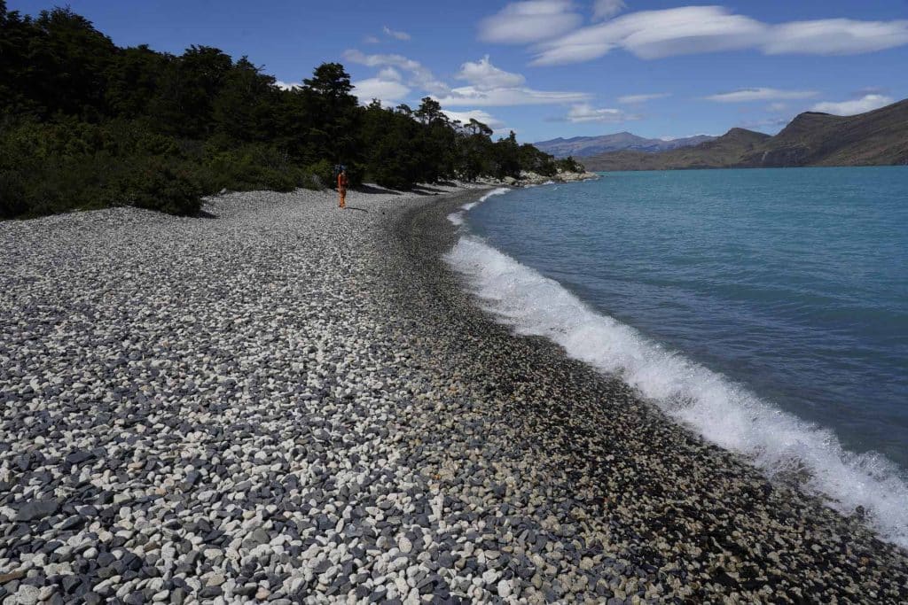 Kiesstrand im Torres del Paine Nationalpark, Chile