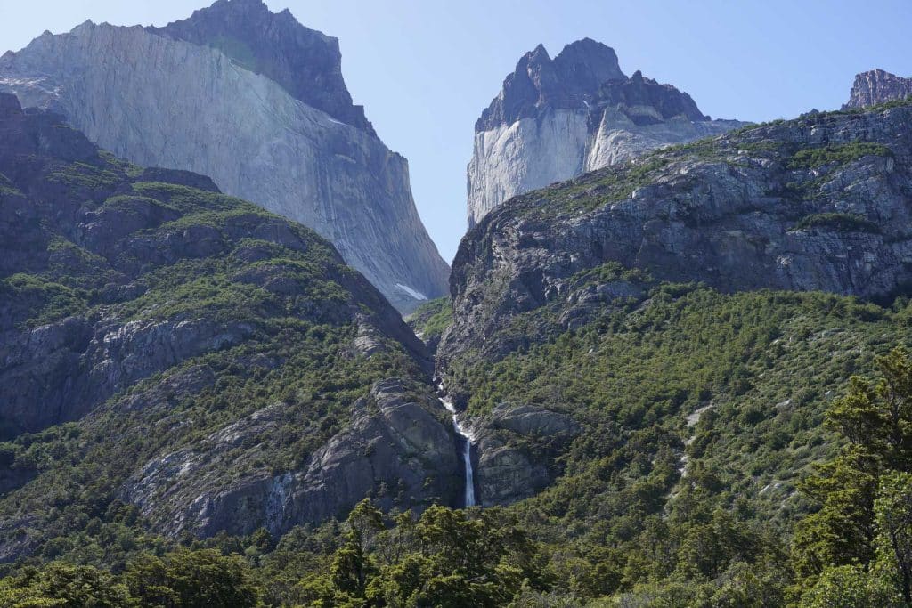 Berge mit Wasserfall im Torres del Paine Nationalpark, Patagonien