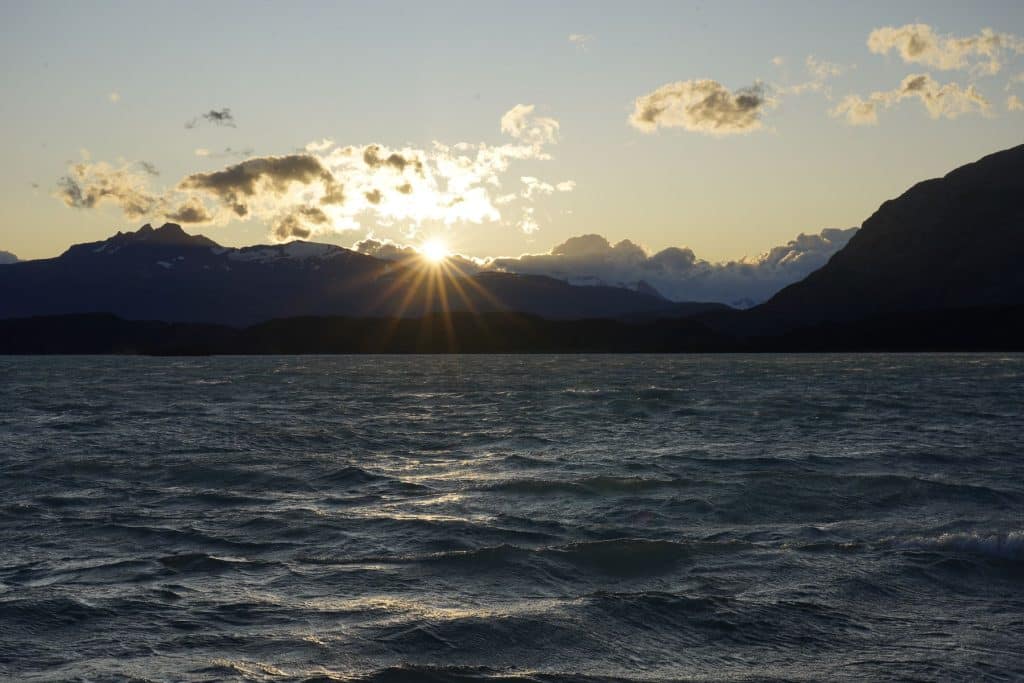 Sonnenuntergang am Campingplatz Los Cuernos im Torres del Paine Nationalpark, Chile