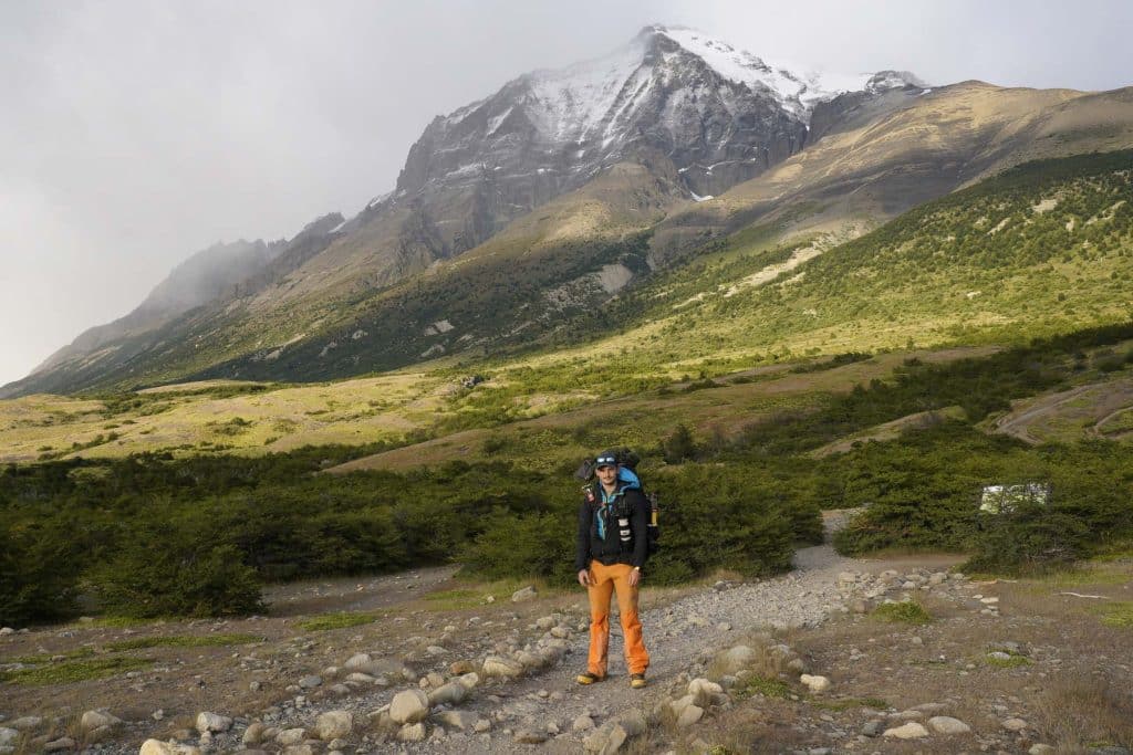 Wanderer vor schnnebedeckten Bergen, W-Wanderung im Torres del Paine, Patagonien