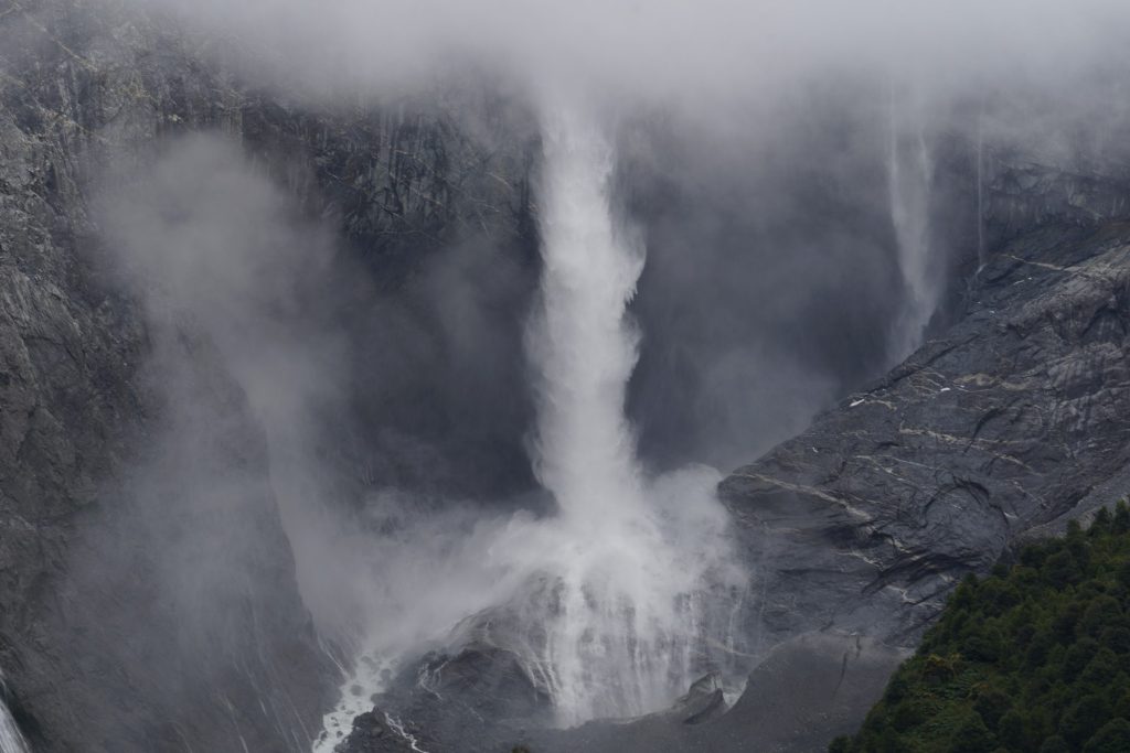 Wasserfall in dichten Wolken - Chile Reise