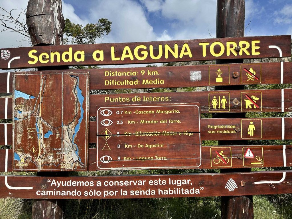 Hinweistafel des Weges zur Laguna Torre, Startpunkt zu gleichnamigen Wanderung in Argentinien