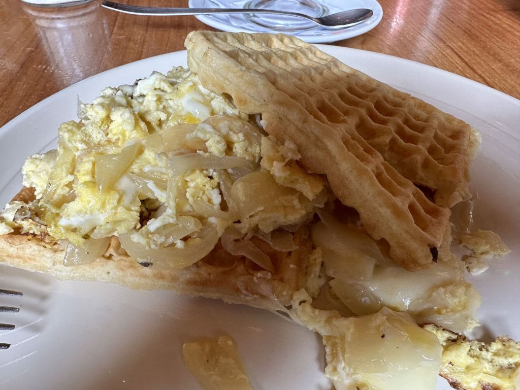 Waffeln mit Rührei im Restaurant La Wafleria in El Chalten, Argentinien