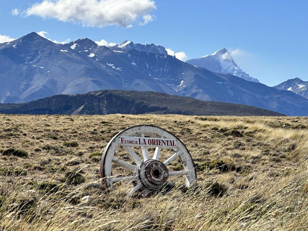 Altes Kutschenrad der Unterkunft Estancia La Oriental im Perito Moreno Nationalpark, Argentinien