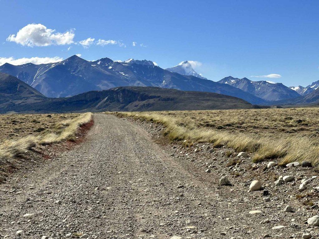 Schotterpiuste auf dem Weg zum Perito Moreno Nationalpark, Argentinien