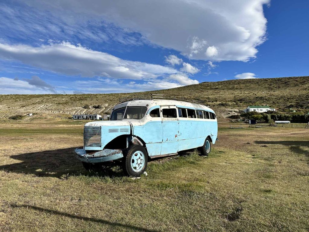 Autowrack auf trockener Wiese - Reisebericht Patagonien