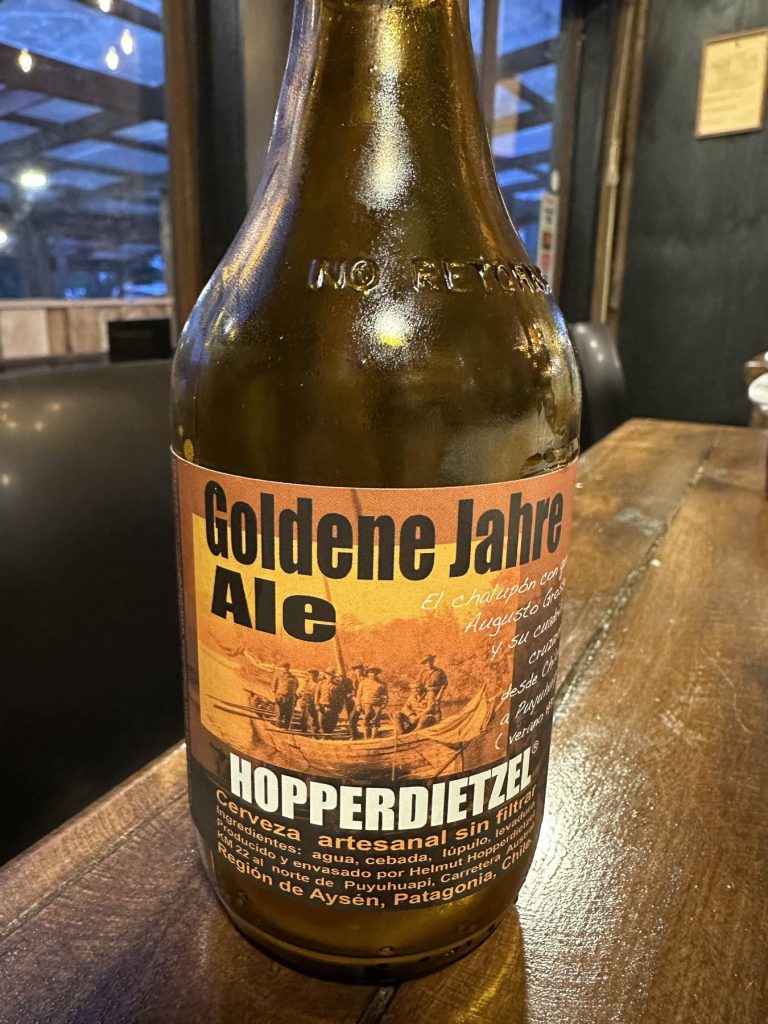 Eine Flasche Bier des Golden Ale Hoppendietzel