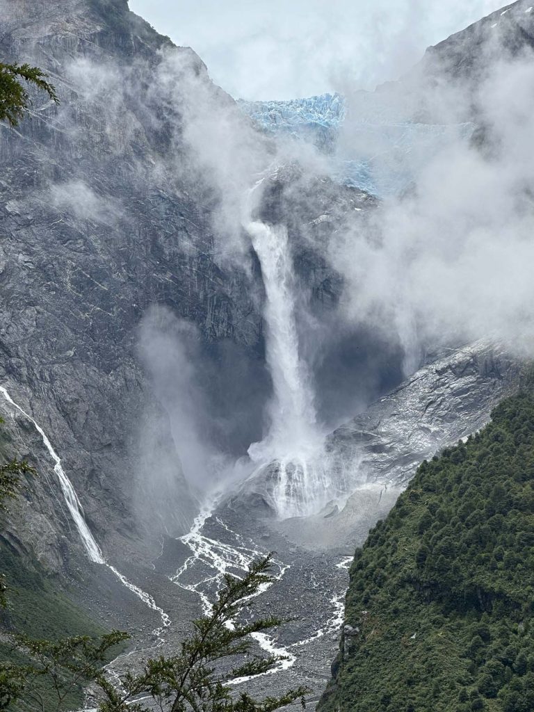 Gletscher Wasserfall im Nationalpark Queulat - Reisebericht Patagonien