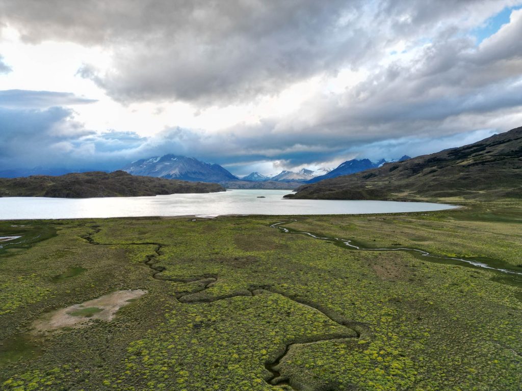 See mit Bergen im Hintergrund im im Perito Moreno Nationalpark, Argentinien