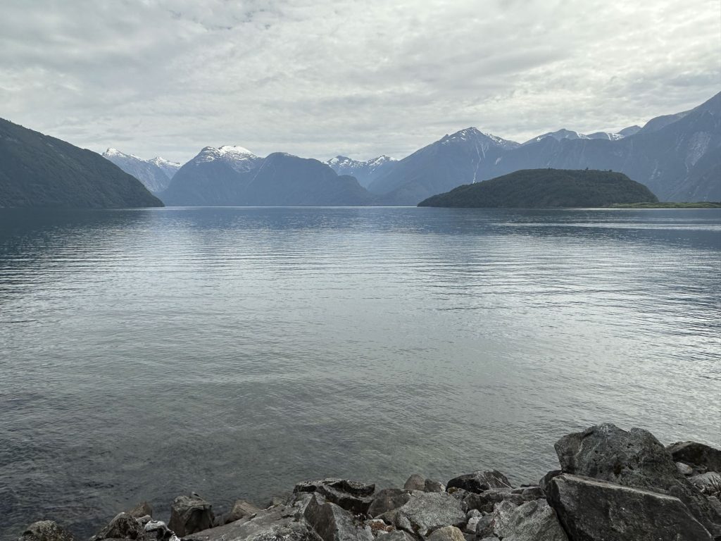 Der See Lago Yelcho mit Bergen im Hintergrund - Reisebericht Patagonien