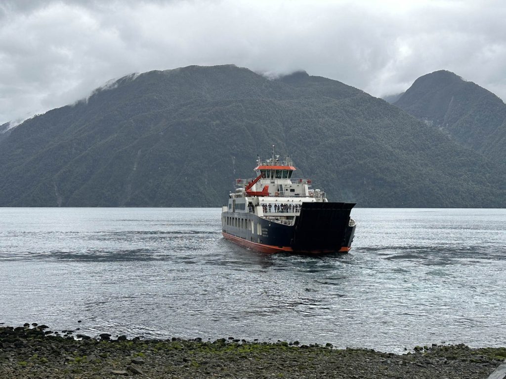 Fähre im Fjord