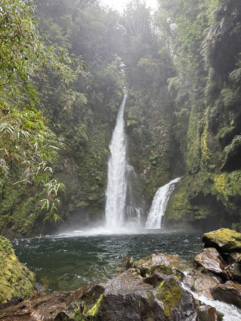 Doppel-Wasserfall Baja bei der Wanderung im Pumalin National-Park, Chile