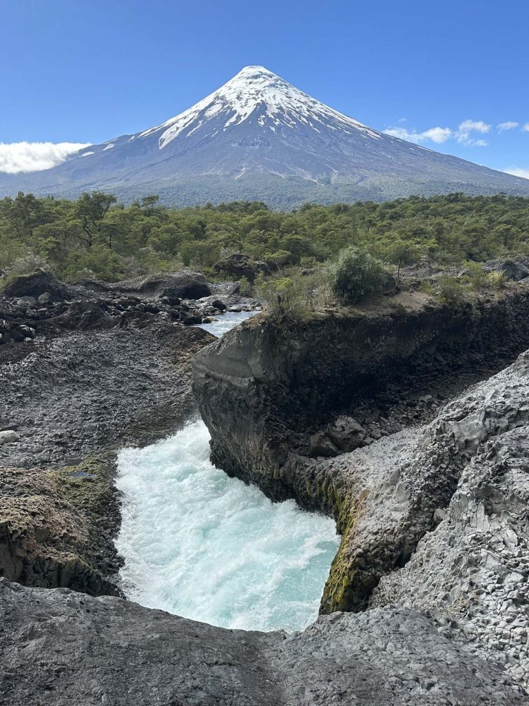 Stromschnellen Saltos de Petrohué mit dem Vulkan Osorno im Hintergrund