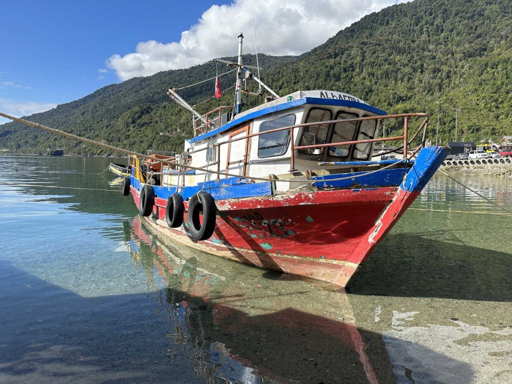 Fischerboot am Hafen von La Arena - Ausflüge von Puerto Montt