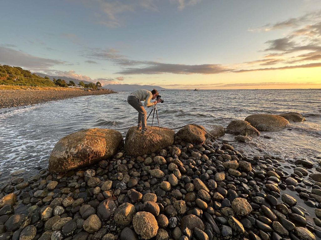 Fotograf am Felsstrand bei Sonnenuntergang bei Puerto Montt - Patagonien Reisebericht