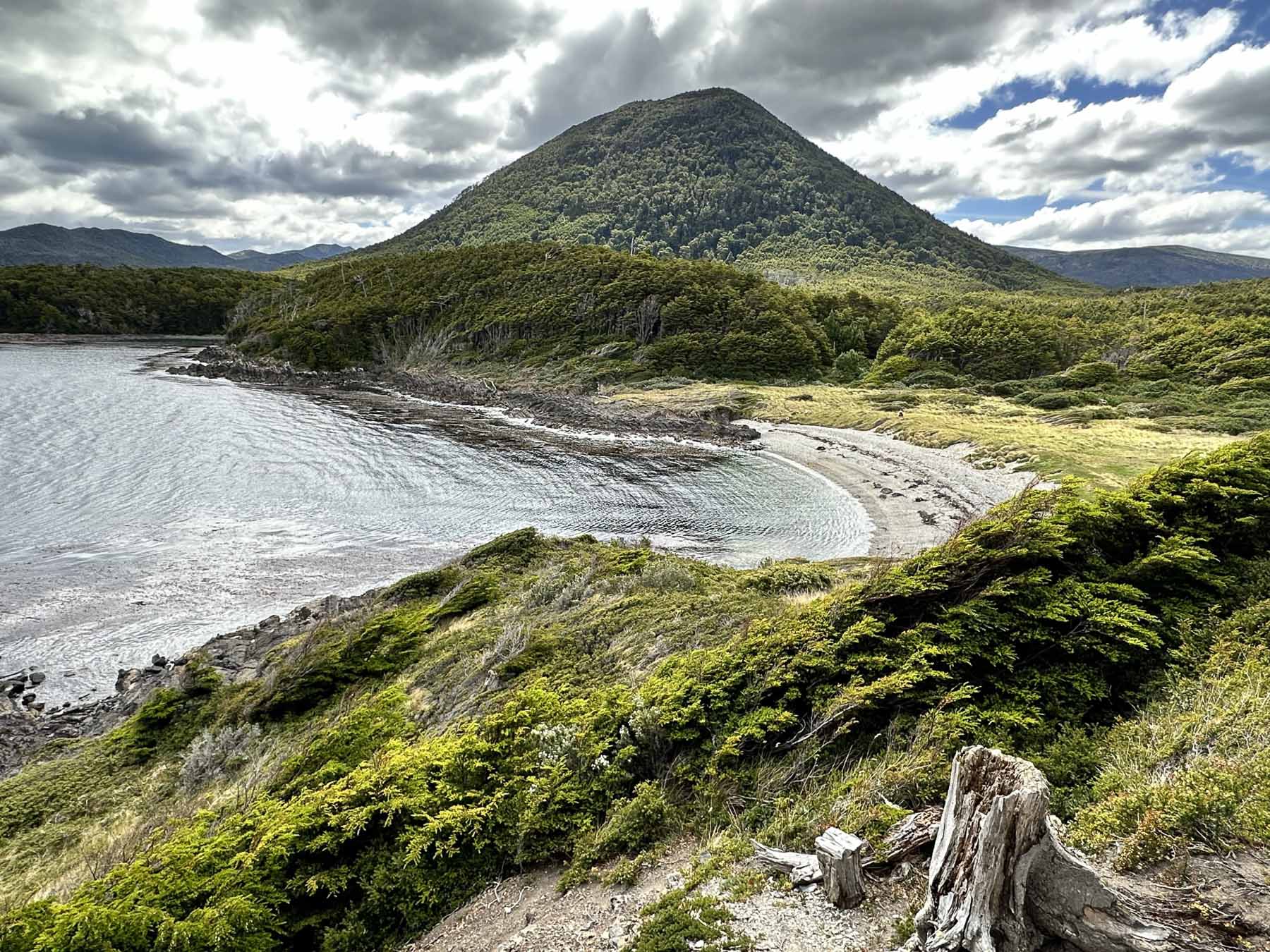 Sichelförmige Bucht beim Leuchtturm San Isidro - TOP 5  Wanderungen in Patagonien