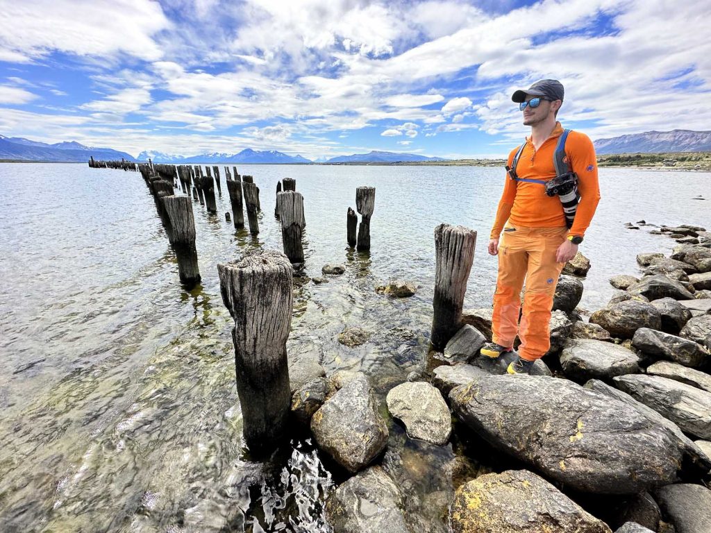 Fotograf am alten Holzsteeg in Puerto Natales, Chile