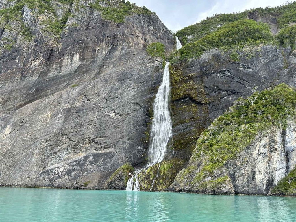 Wasserfall in Nähe der Gletscher Serrano und Balmaceda in Patagonien