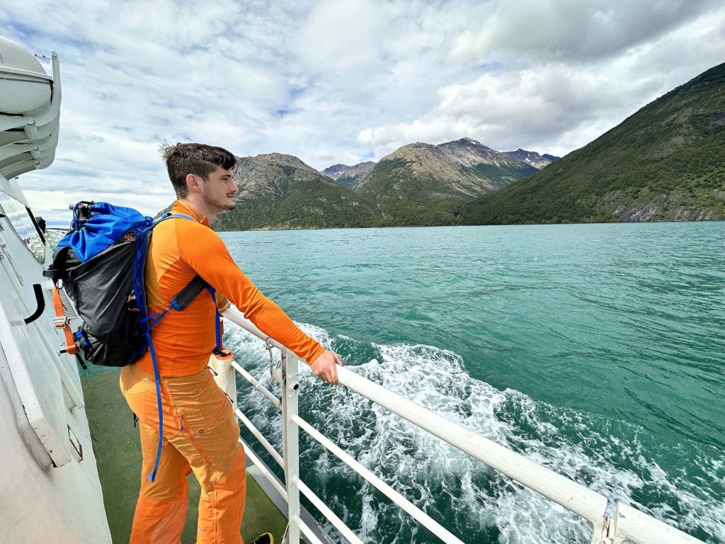 Reisender auf dem Boot durch die Fjordlandschaft in Chile