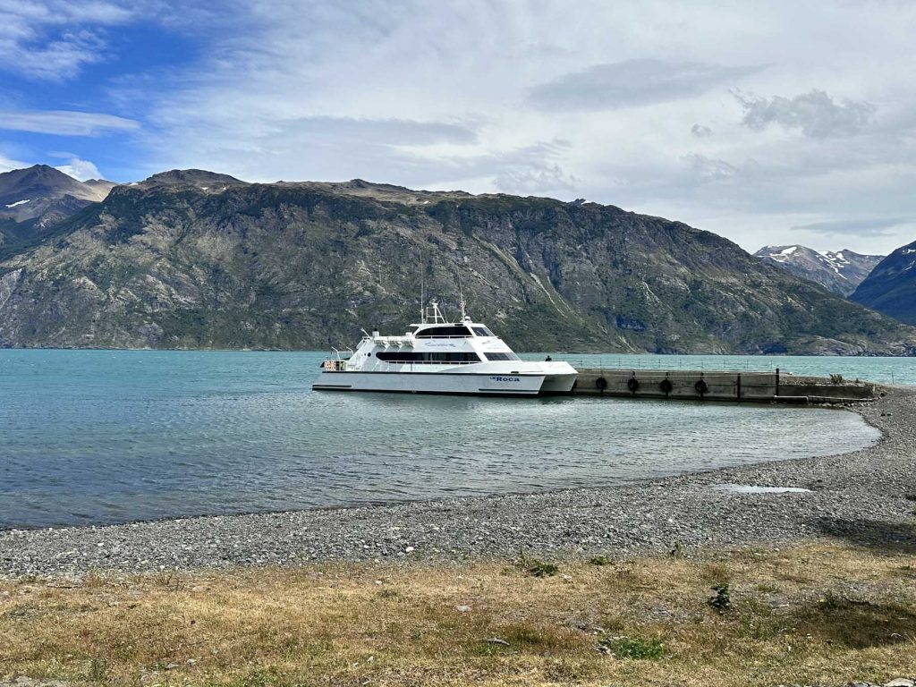 Boot am Anlegesteg in Nähe der Gletscher Serrano und Balmaceda in Chile