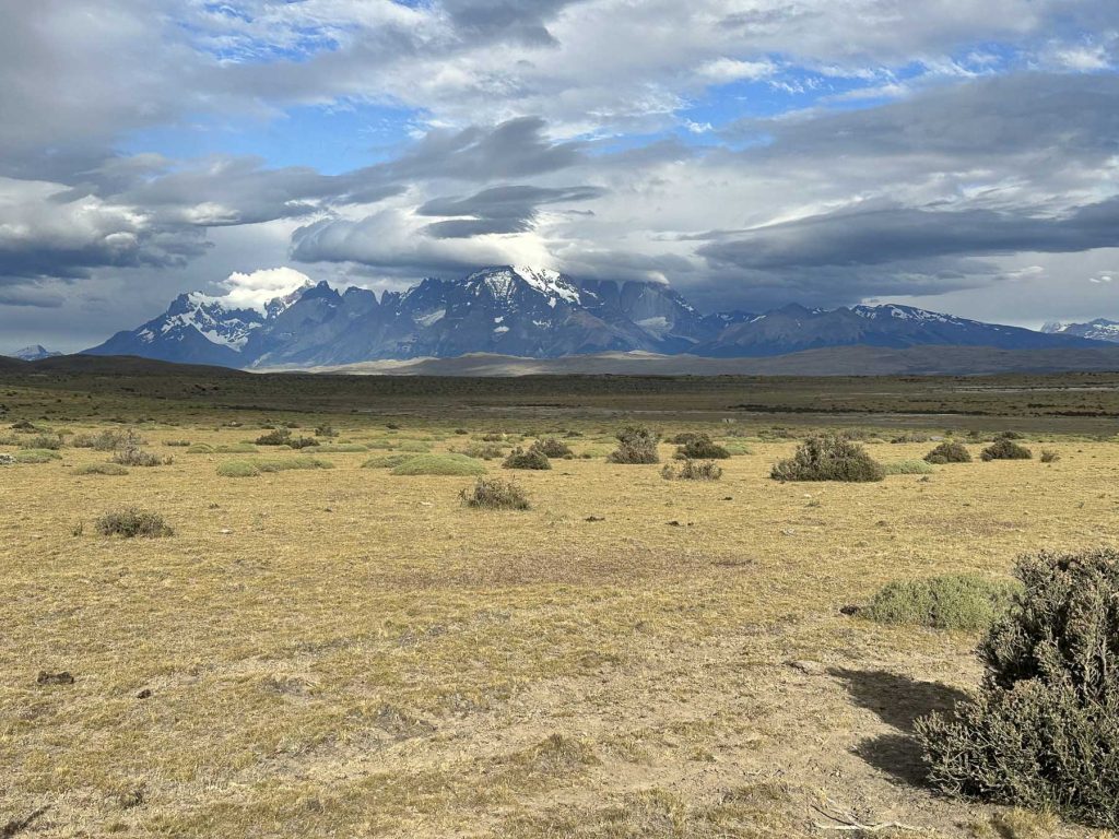 Scheebedeckte Berge des Torres del Paine Nationalparks in Patagonien