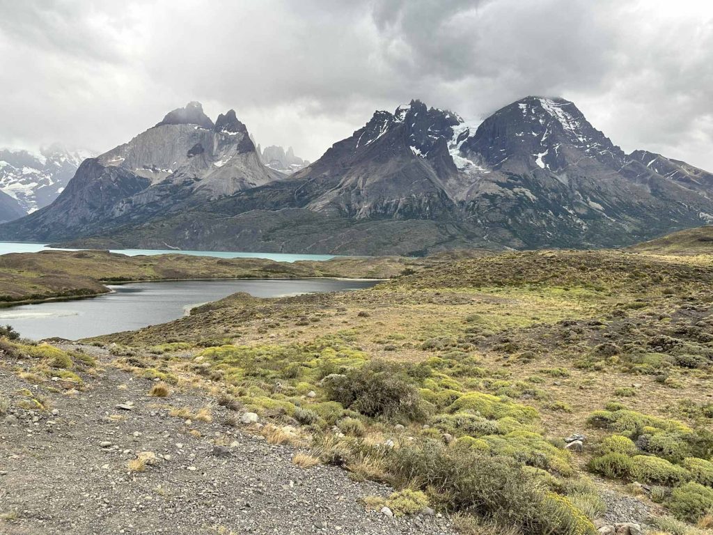 Seelandschaft mit Bergen im Hintergrund im Torres del Paine Nationalpark, Chile