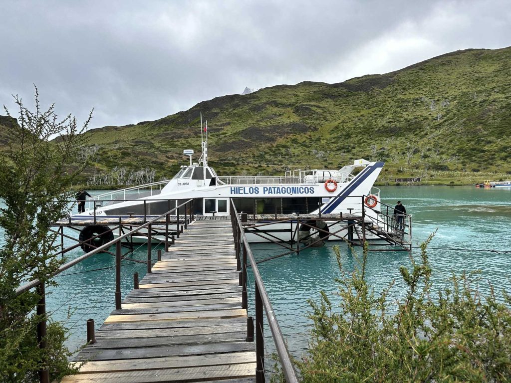 Bootssteg mit Boot, Startpunkt derW-Wanderung im Torres del Paine Nationalpark, Patagonien