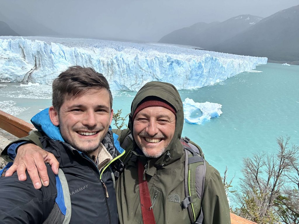 Zwei Besucher vorm Perito Moreno Gletscher in Argentinien