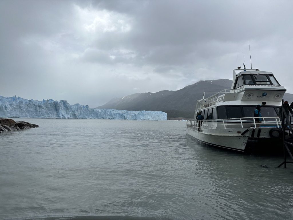 Boot vor dem Perito Moreno Gletscher 