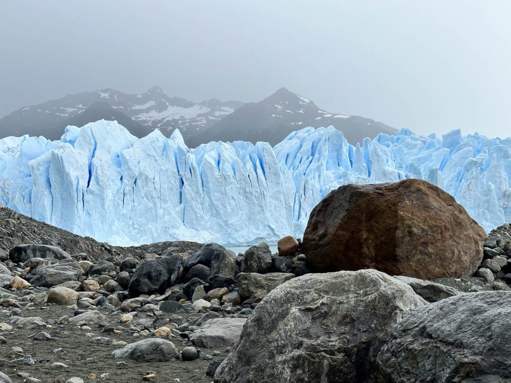 Großer Stein vorm Perito Moreno Gletscher