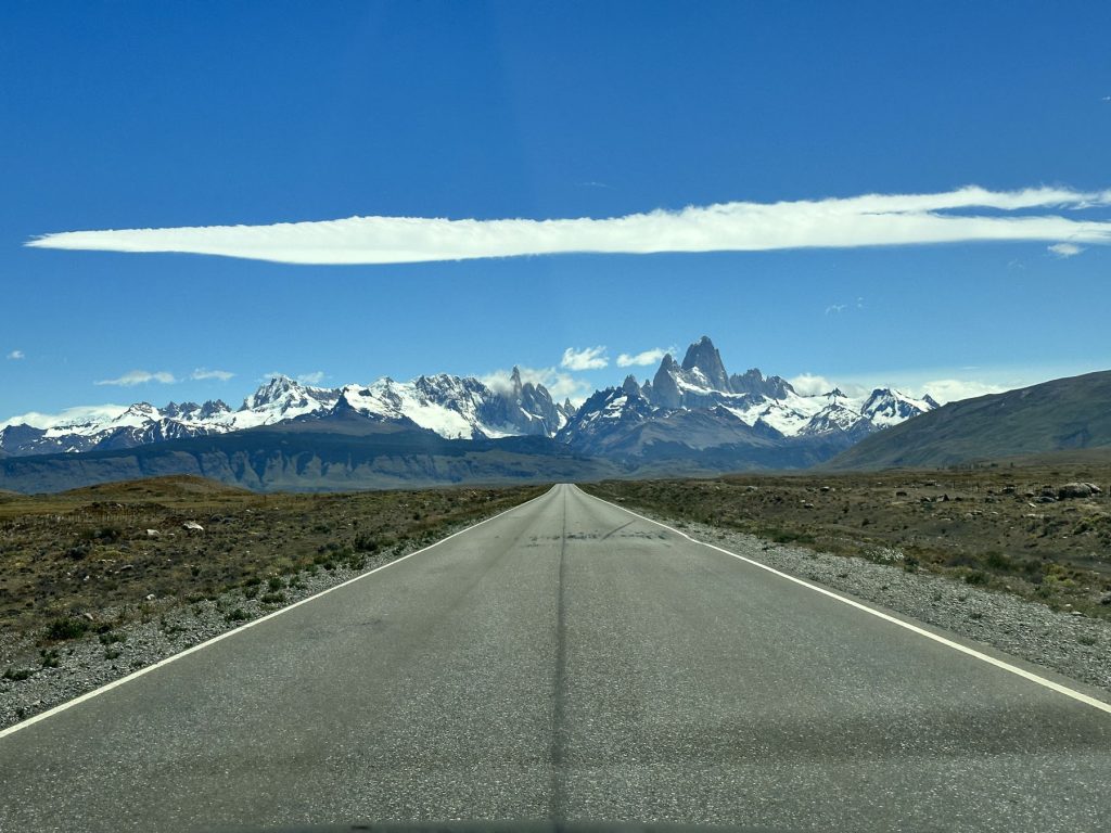 Straße mit Blick auf Torres del Paine - Patagonien Reisebericht