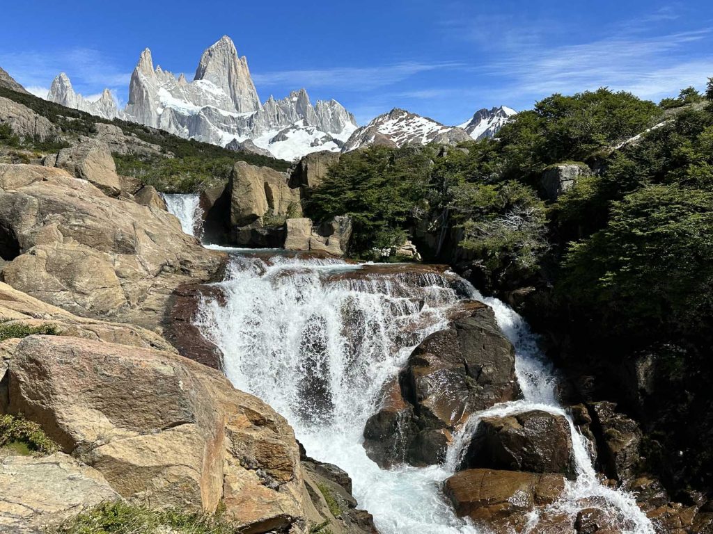 Wasserfall vor Fitz Roy Berg in Patagonien - Argentinien.