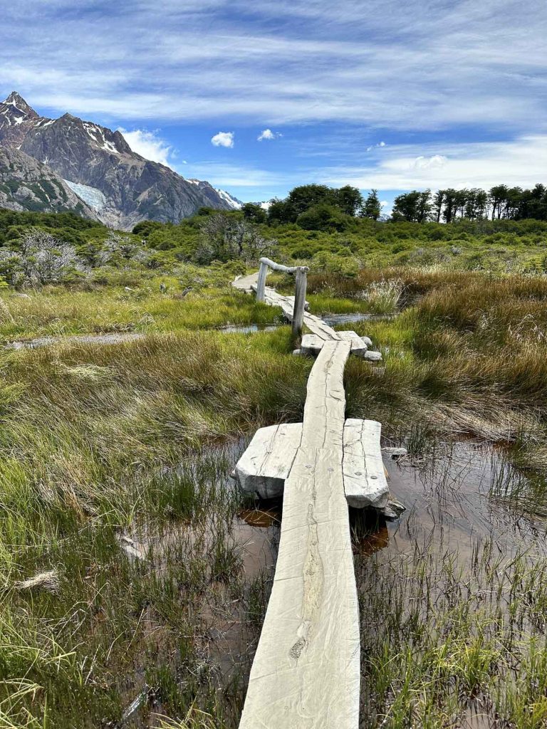 Holzsteg im Fitz Roy Bergmassiv in Patagonien - Argentinien.