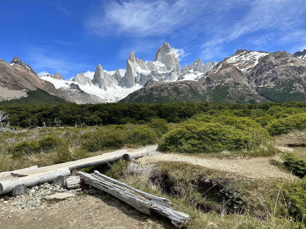 Wanderweg vor dem Fitz Roy Massiv in Argentinien.