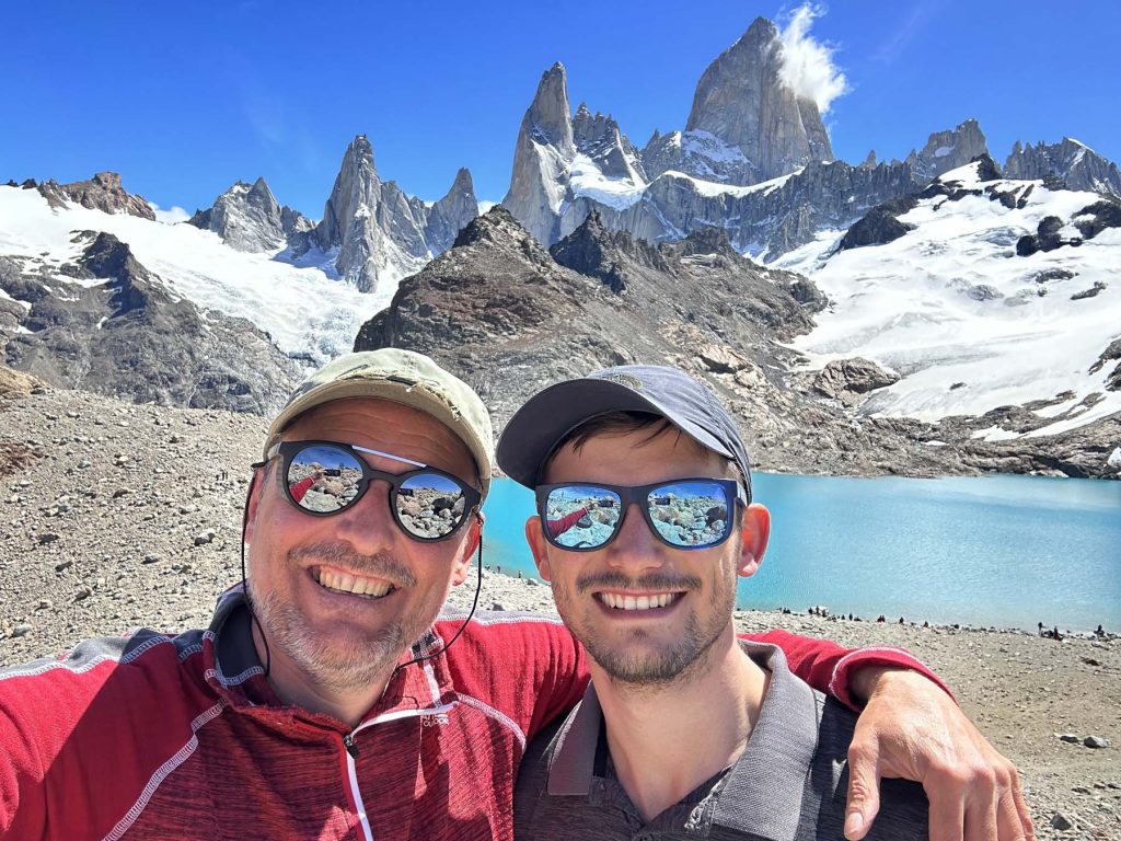 Zwei Wanderer vor der Laguna de los Tres 