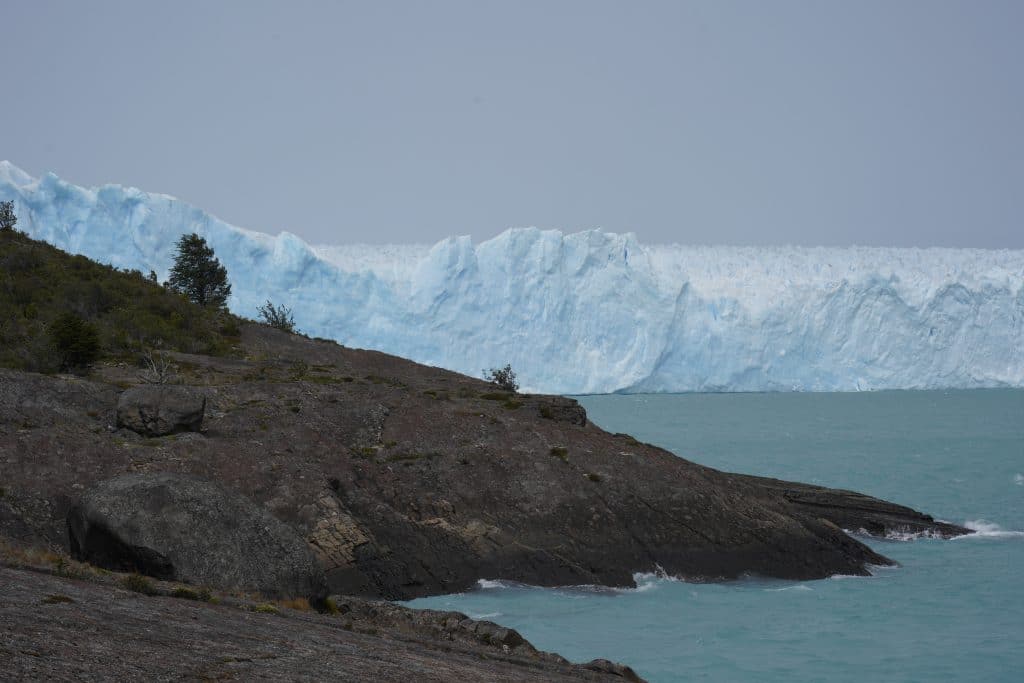 Felsküste vor Perito Moreno Gletscher in Argentinien