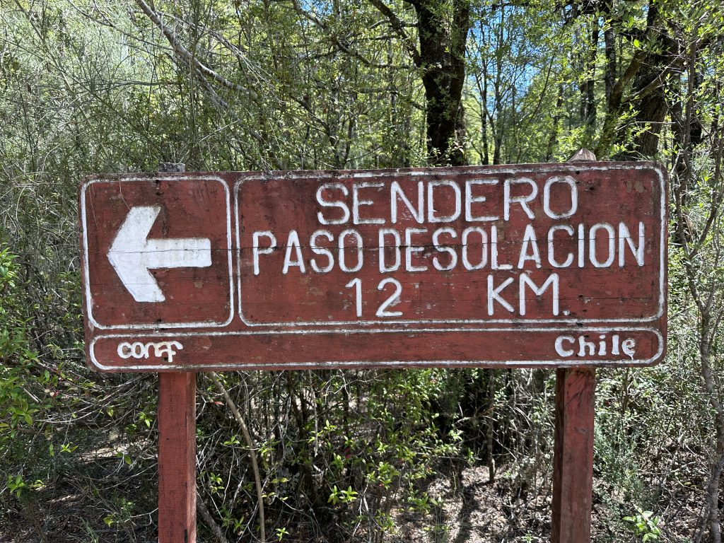 Hinweistafel für den Weg Paso Desolacion während der Wanderung im Vicente Pérez Rosales Nationalpark, Chile