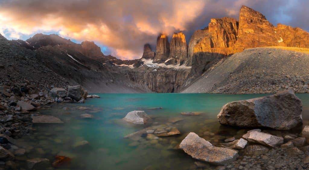 See mit den Torres del Paine Gipfeln beim Sonnenaufgang, Ziel der W-Wanderung