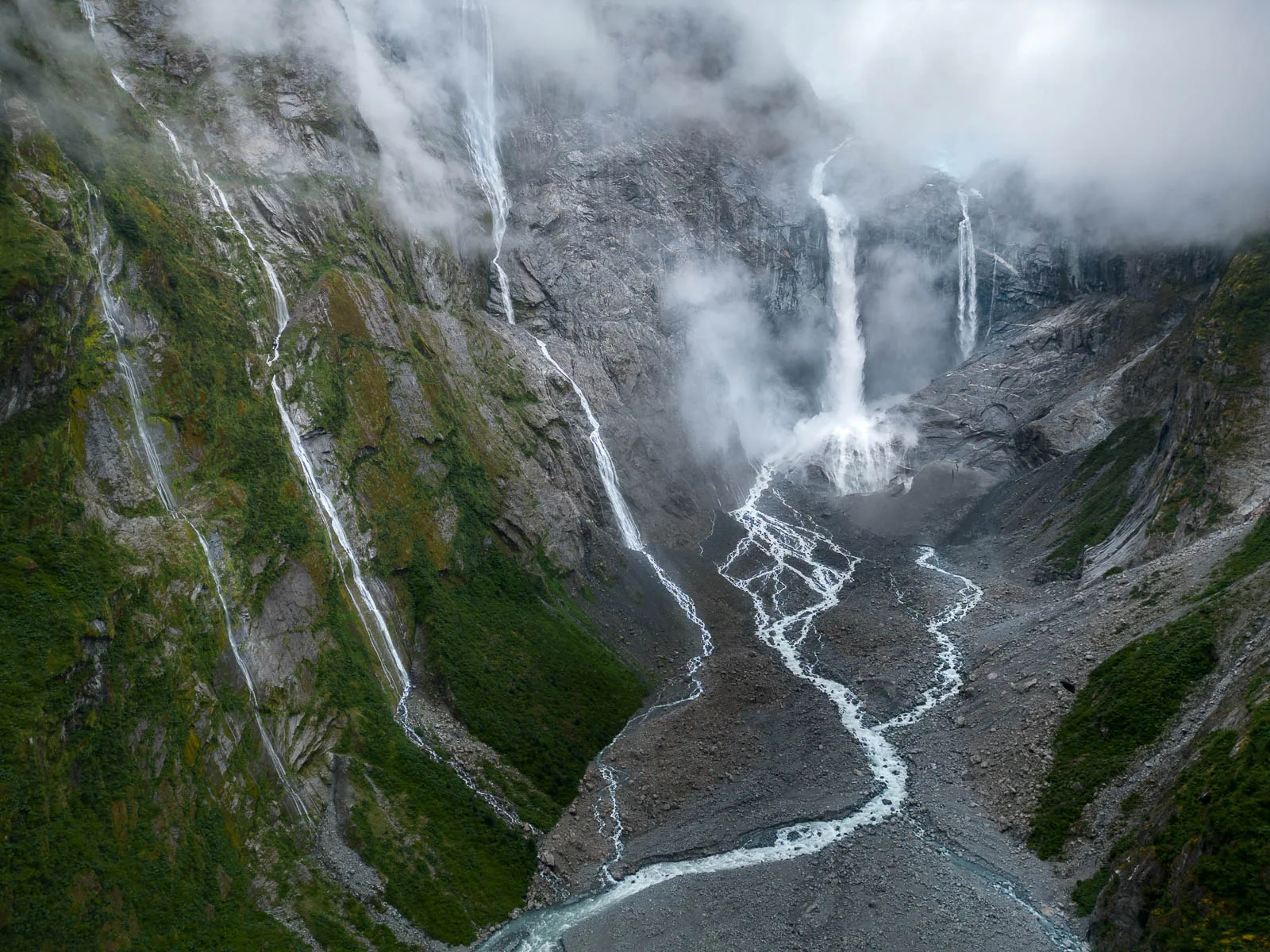 Blick vom Aussichtspunkt auf den hängenden Gletscher Ventisquero Colgante, Wanderung im Nationalpark Queulat
