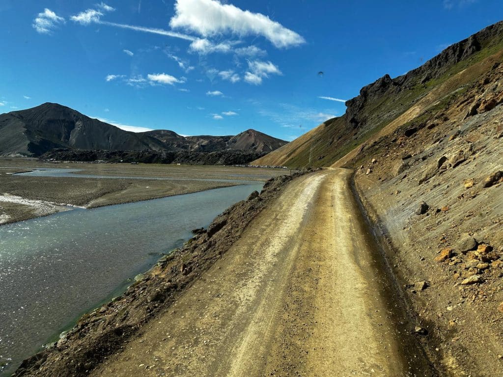 Schotterpiste auf dem Weg nach Landmannalaugar, Startpunkt des Laugavegur Trails in Island