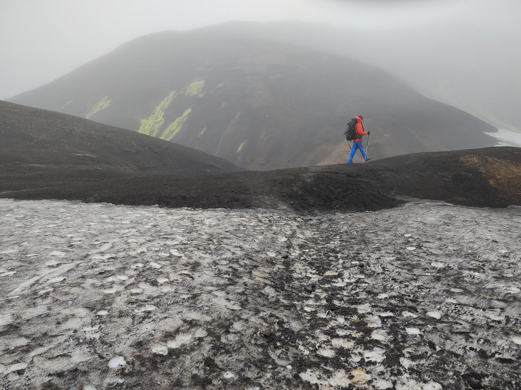 Überquerung von Schneefeldern - Top 5 Wanderungen Islands