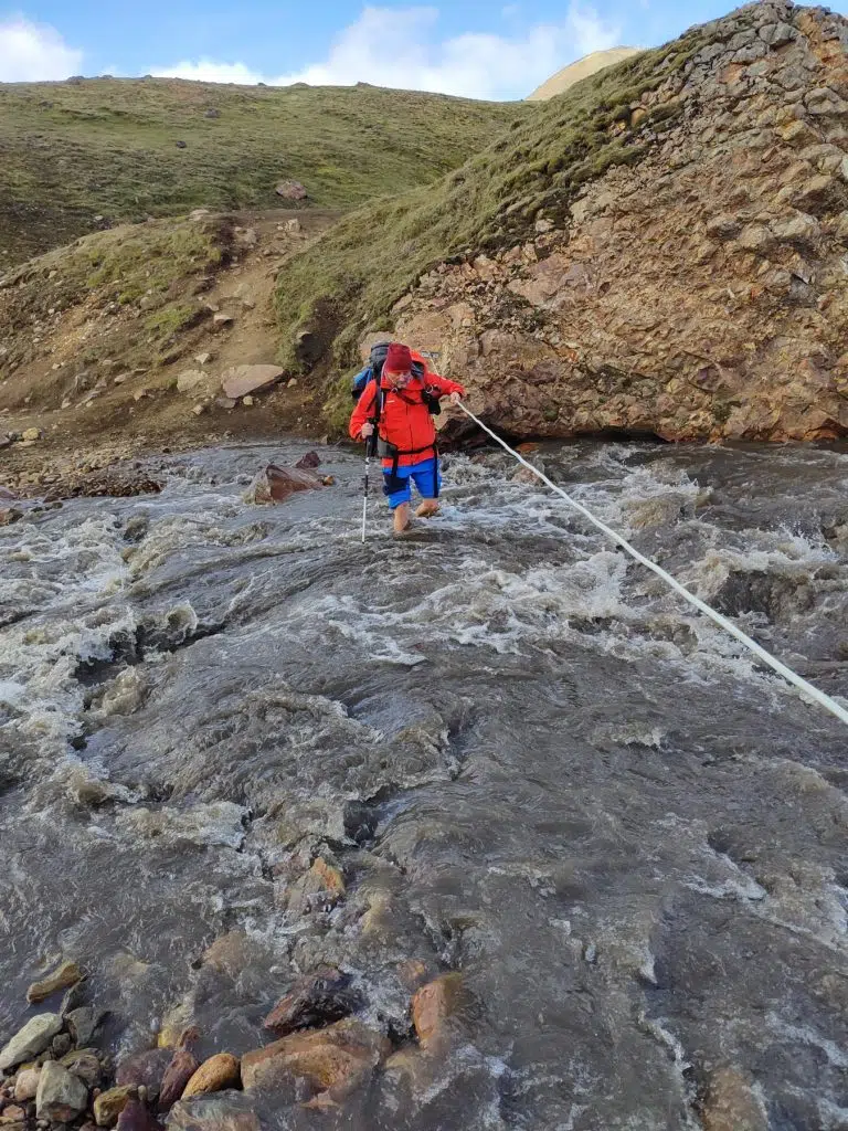 Flussdurchquerung während der Laugavegur Wanderung