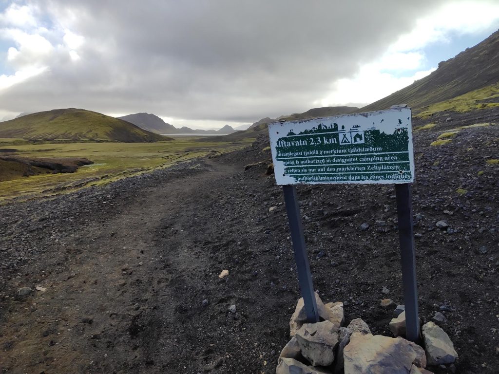 Hinweistafel zum Álftavatan Campingplatz, Blick ins Tal entlang des Laugavegur Trails