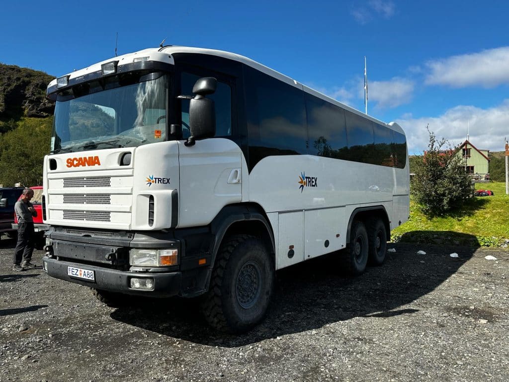 Trex Bus zur Anreise nach Landmannalaugar, der Startpunkt der Bláhnúkur Wanderung.