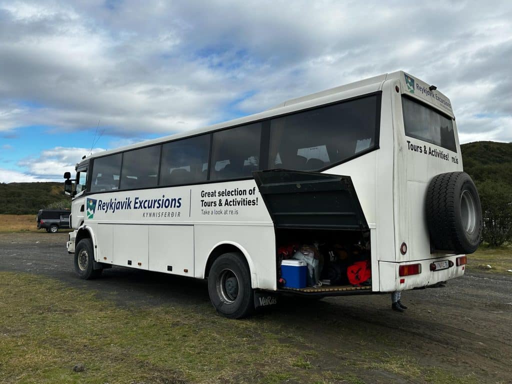 Highland Bus zur Anreise nach Landmannalaugar, der Startpunkt der Bláhnúkur Wanderung.