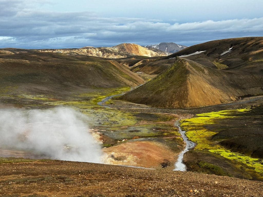 Moosbedeckte Täler entlang der Laugavegur Wanderung