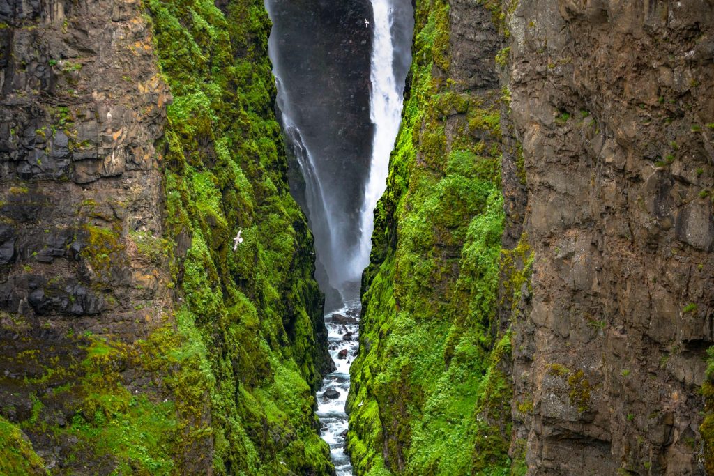 Glumur Wasserfall während der Wanderung.